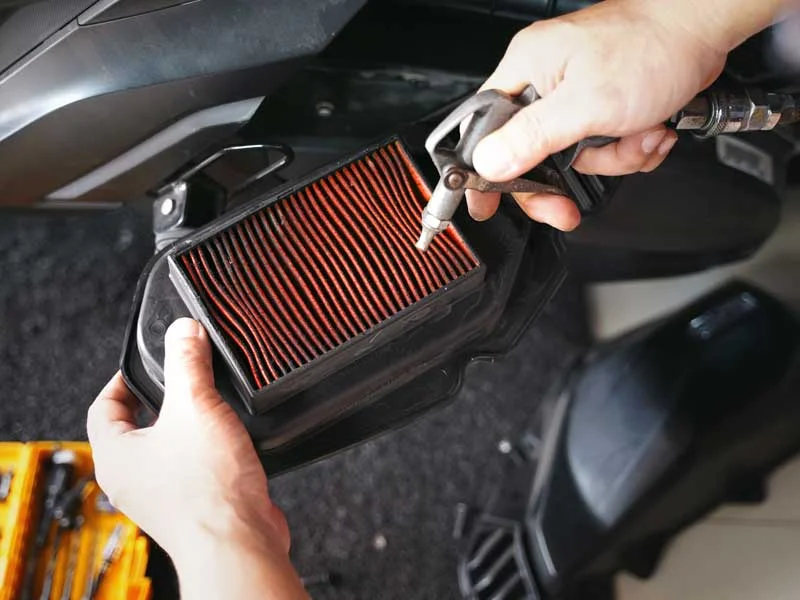 ตรวจเช็คไส้กรองอากาศ (Air Filter) หลังขี่ มอเตอร์ไซค์ลุยน้ำท่วม