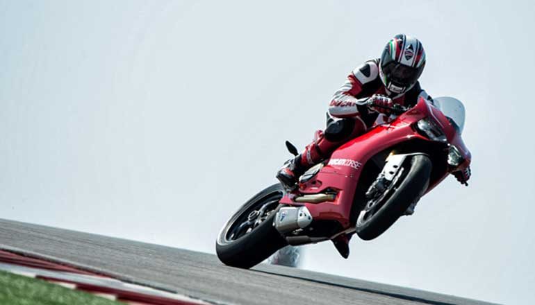 การ ยกล้อมอเตอร์ไซค์ ในสนามแข่ง