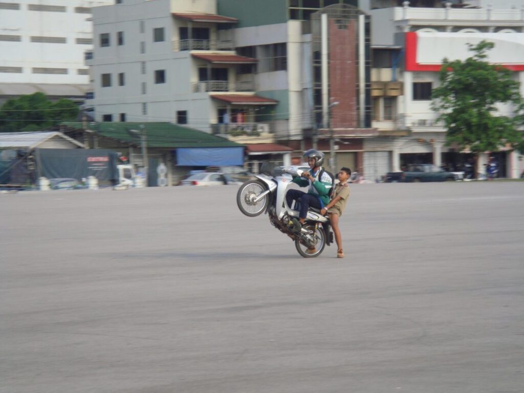 ความเสี่ยงเมื่อ ยกล้อมอเตอร์ไซค์