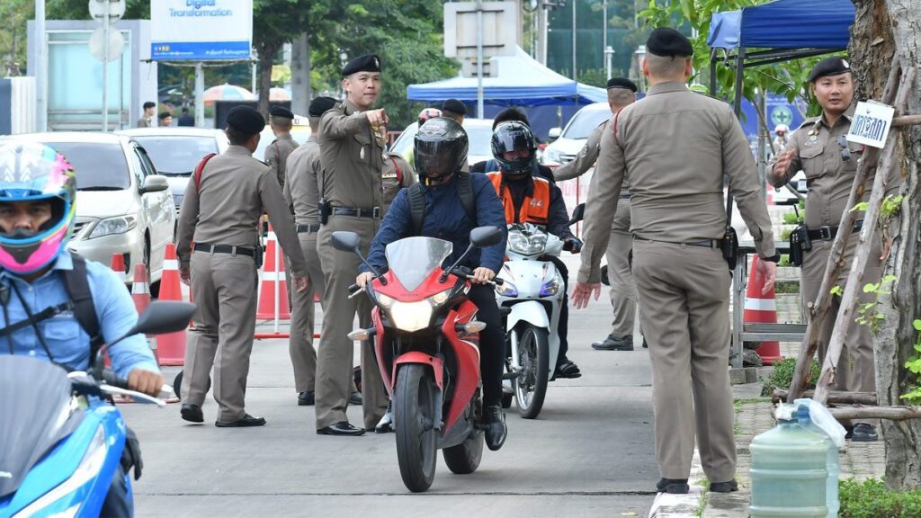 ใช้ ที่พักเท้ามอเตอร์ไซค์ ไม่ผิดกฎหมาย